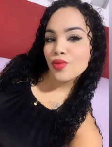 Carolina, latina discreta y divertida