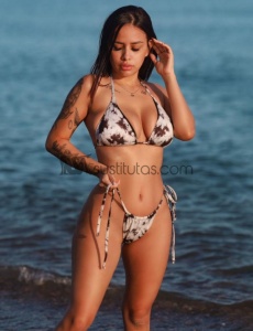 Me llamo kendall, estoy de vacaciones en tu ciudad, soy una hermosa chica colombiana de 20 años muy alegre