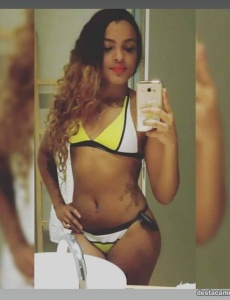 Exotica morena joven estudiante