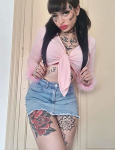 Mia, acompañante tatuada