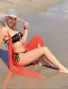 Preciosa rubia con ganas de pasarlo genial a tu lado.