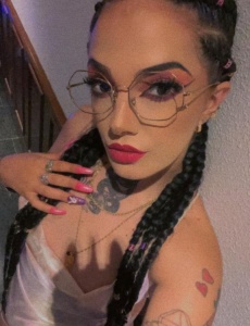 Española tatuada divertida