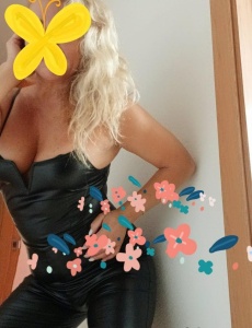 Recién llegada a torrevieja mi nombre es rosi rubia y elegante.