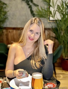 Chica latina masajista