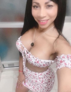 Chica guapa brazileña recién llegada