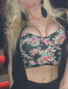 Channel, ojos azules, cuerpo de diosa