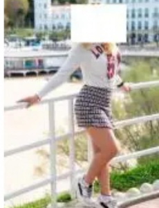 Chica guapa discreta y educada española