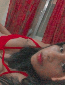 Fiorella, una mujer fascinante con una belleza exótica