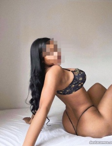 Hermosa mujer delicada primera vez aquí