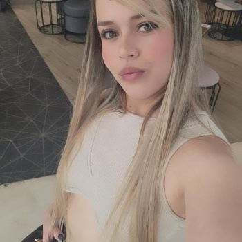 Hola soy una rubia actractiva de pasada por la ciudad, Alicante