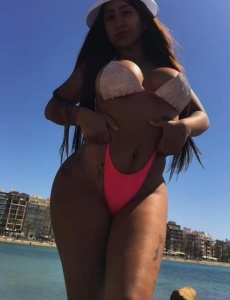 Joven encantadora cariÑosa y divertida