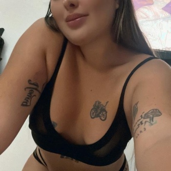 Hola, soy daniela, una pequeña y  colombiana, Elche