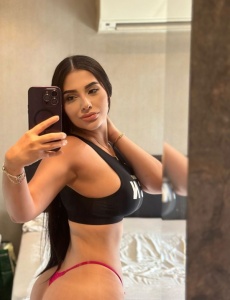 Latina ardiente lista para alegrarte el día!