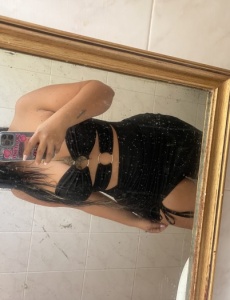 Hermosa colombiana fiestera complaciente y amorosa