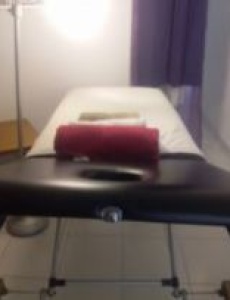 Masaje en camilla 30min-30€…. 1h-60€
