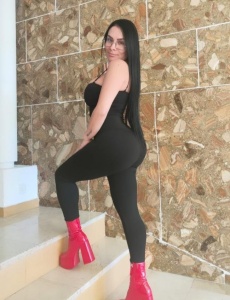Jovencita latina muy completa