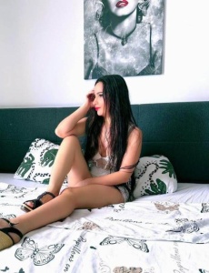 Valeria , jovencita delgada y guapísima de 25 años