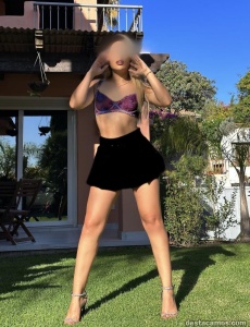 Latina con unos rasgos exóticos.