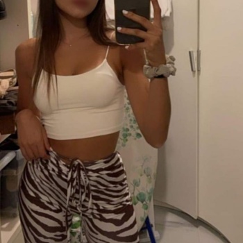 Carlota atiendo en hotel, Alicante