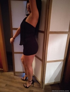 Dos amigas solas en casa