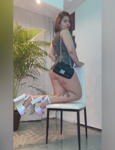 Jovencita tatuada todo natural