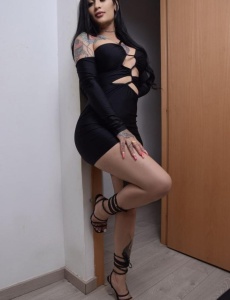 Una chica linda tatuada esta esperando por ti