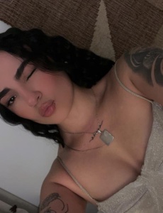 Mariana chica con curvas