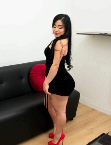 Amigas colombianas nuevas en el pueblo ( )