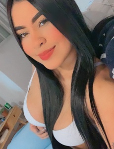 Sharon latina de enormes glúteos