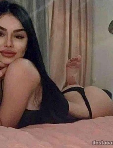 Anna una chica alta delgada morenita joven por benidorm