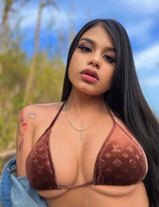 Belleza colombiana y un toque de travesura