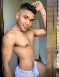 Un guapo moreno latino