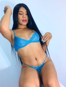 Sexy trans latina atractiva femenina bien dotada