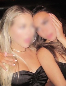 Dos amigas espaÑolas jovencitas y