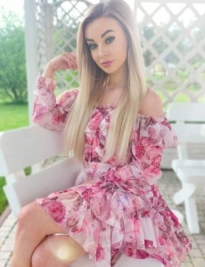 Rubia delgada elegante discreta