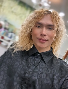 Chico no-binario, style fem boy (complaciente)