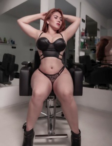 Rica y deliciosa latina con curvas de impacto