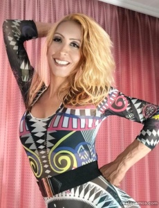 Tainara la reyna de carretera amarilla sigo y con amigas y negros africanos, (24 h)