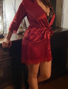 Chica encantadora con buenas curvas