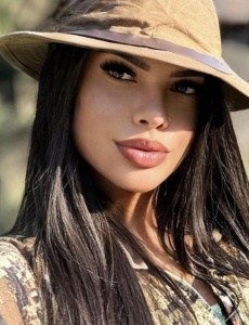Monique brasil , joven brasileña independiente