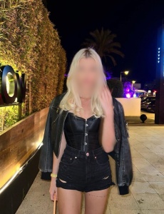 Rubia exótica implicada y fiestera