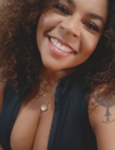 Mel mulata brasileña curvilínea ,