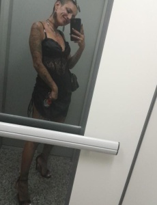 Chica *bi* tatuada y bajita