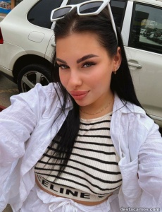 Preciosa joven con ojazos y todo