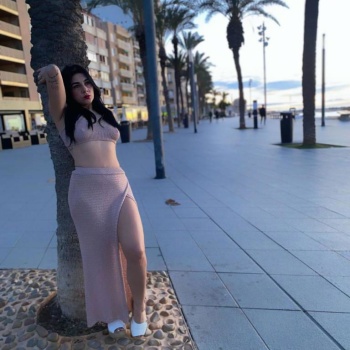 Hola caballero. Bienvenido. Me llamo cristal, una, Alicante