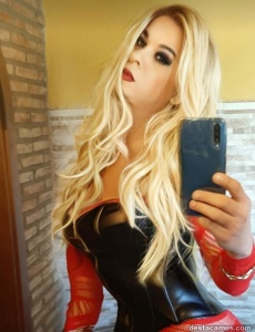 Masajista relajante cariÑosa en camilla