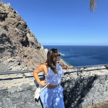 Joven latina, Alicante