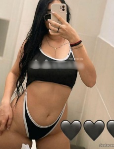 Ester colombiana paisa 21 años estudiante de paso por