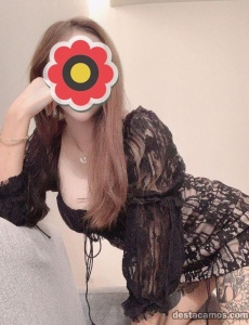 Mujer cariÑosa guapa recien llegada