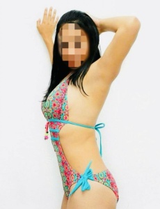 Linda morena con curvas